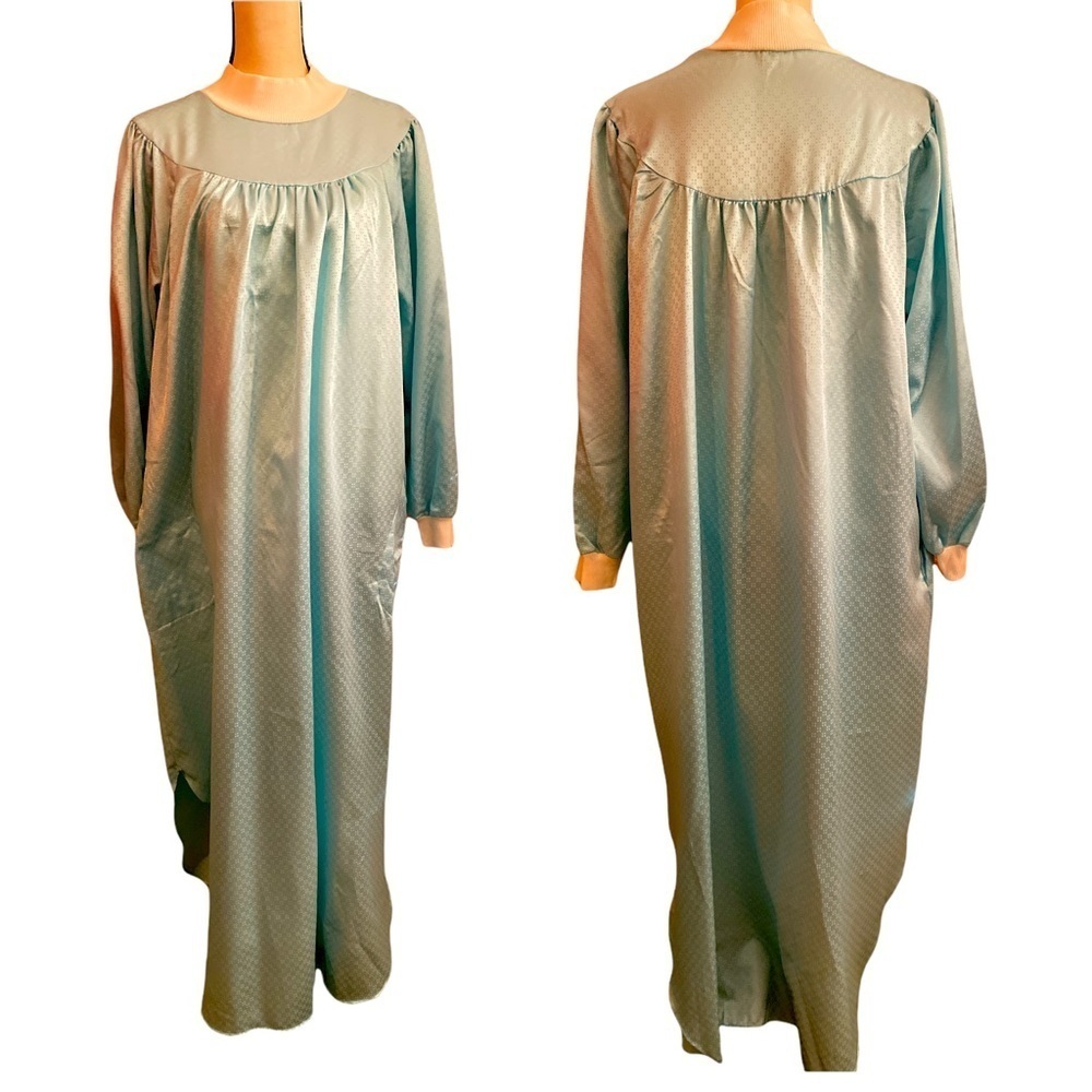 Vintage 1960s baby blue night gown women‎ in size large.